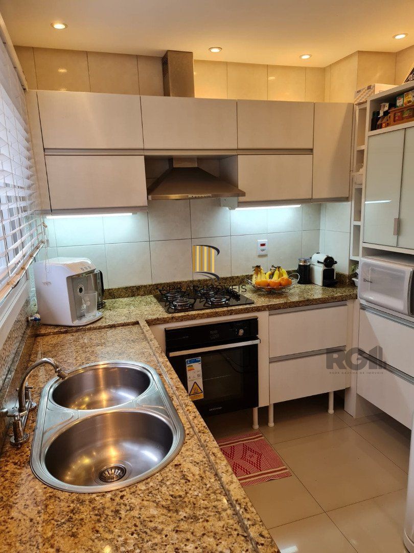 Casa 3 dormitórios no bairro Hípica
