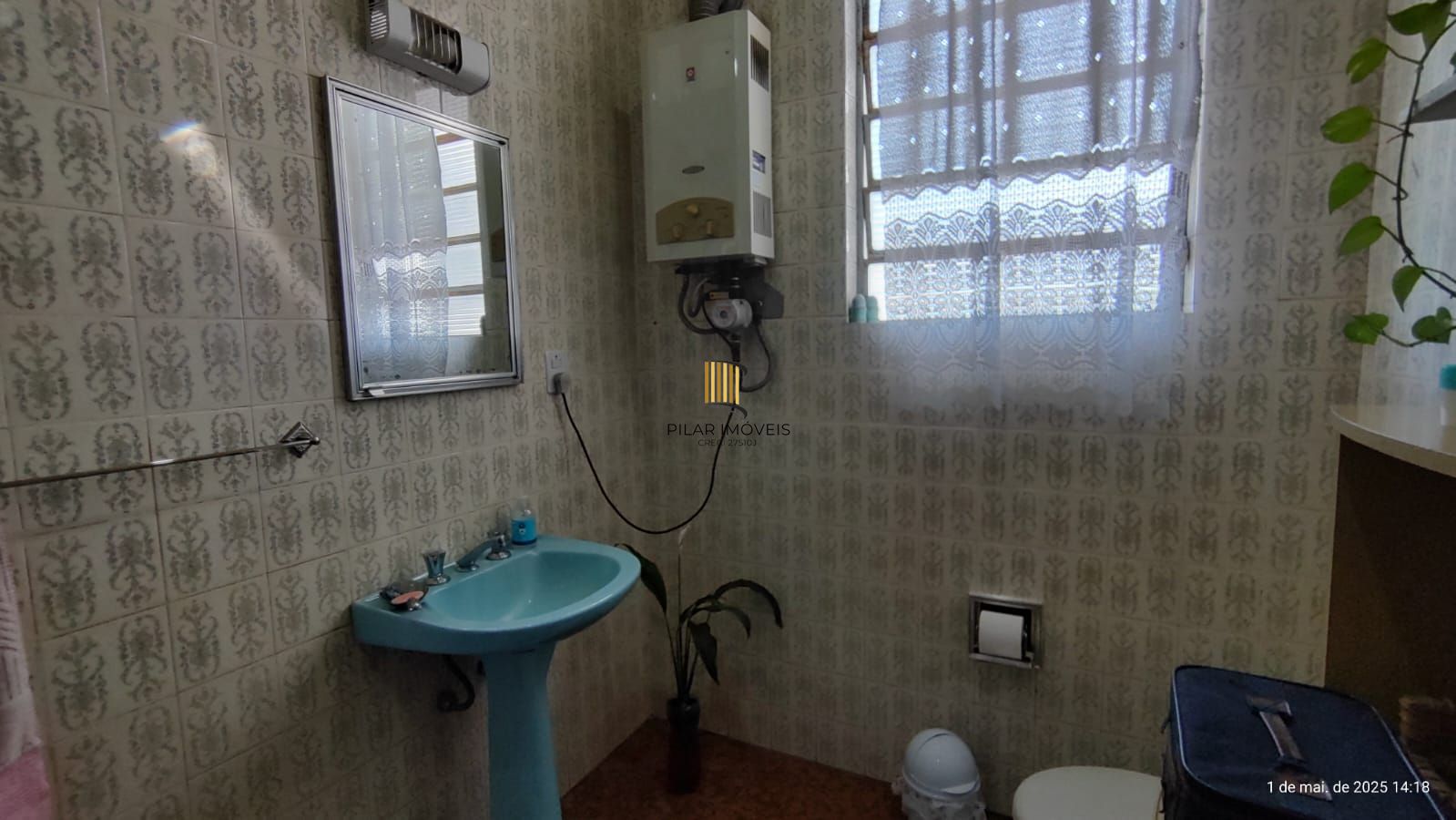 Apartamento de 4 dormitórios, 2 suítes, living amplo e arejado com sacada.