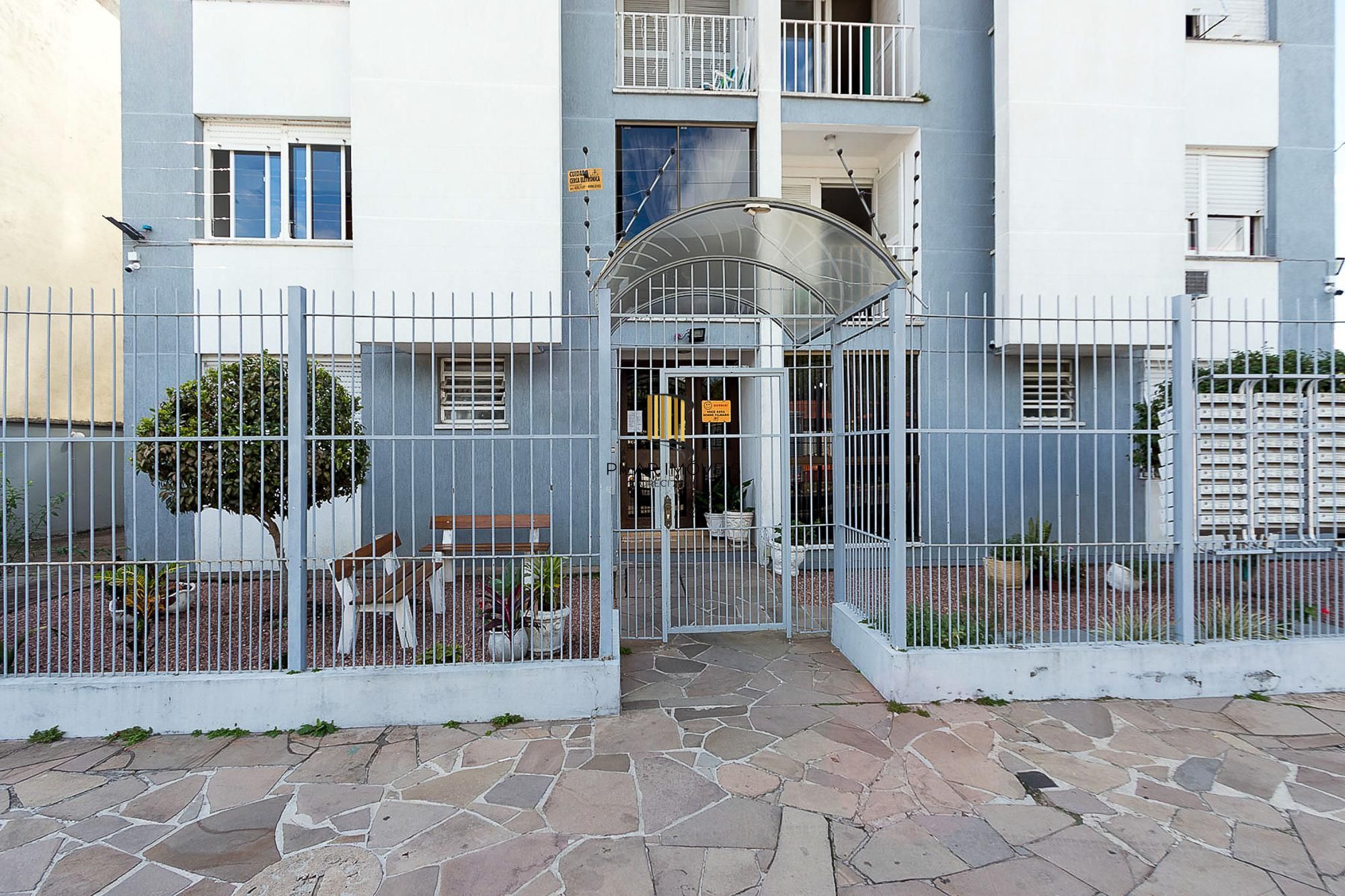 Apartamento com 1 quarto com vaga coberta e escriturada no bairro Cristal.