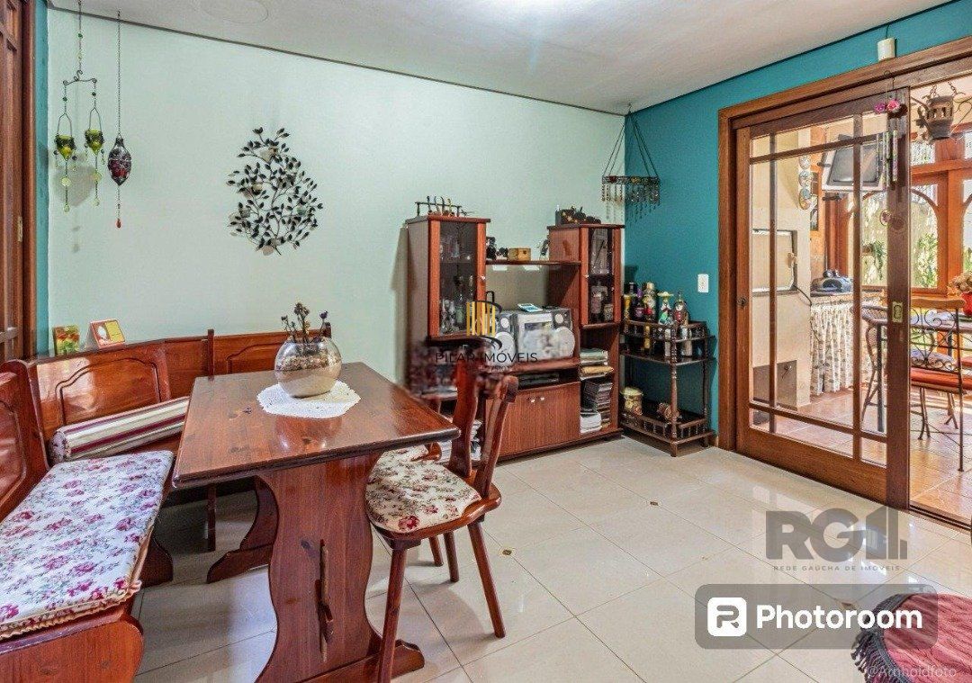 Casa 6 dormitórios no bairro Ipanema