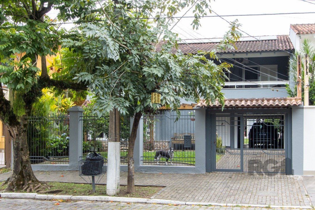 Casa 4 dormitórios no bairro Ipanema