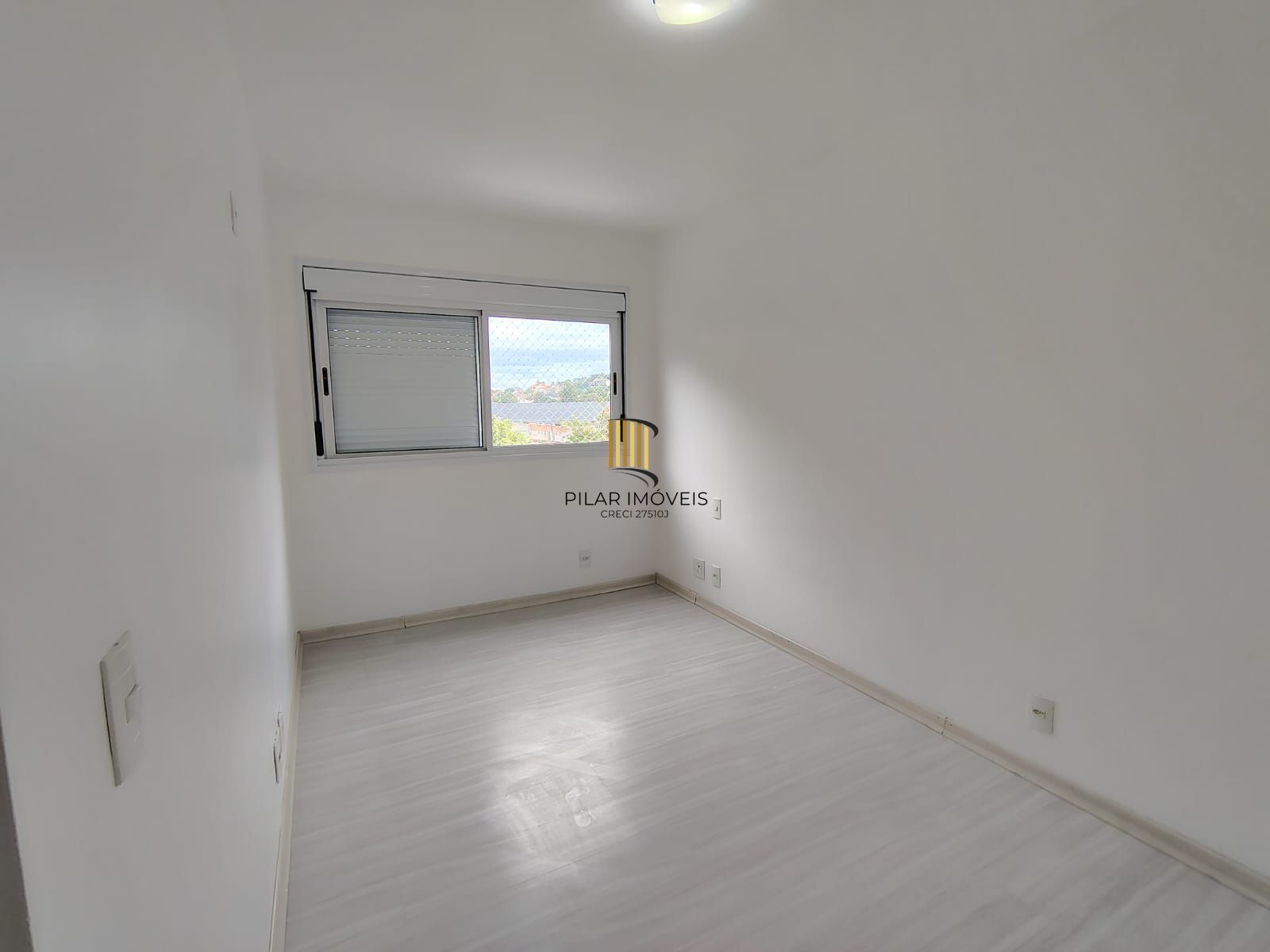 Apartamento de 2 dormitórios, living, cozinha planejada, área de serviço, banheiro social e 1 vaga de garagem escriturada.
