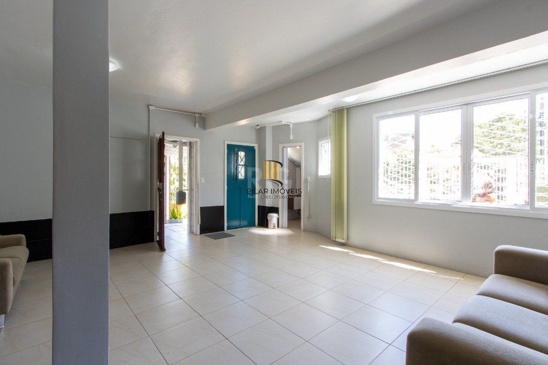 Sobrado à venda no Bairro Medianeira, reformado, 3 quartos, lareira, churrasqueira, 3 vagas