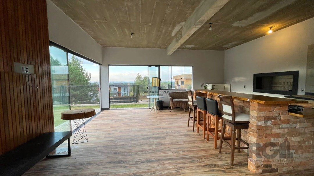 Linda Casa Ampla com 3 Suítes Construída Recentemente em Condomínio no Bairro Nobre de Gramado