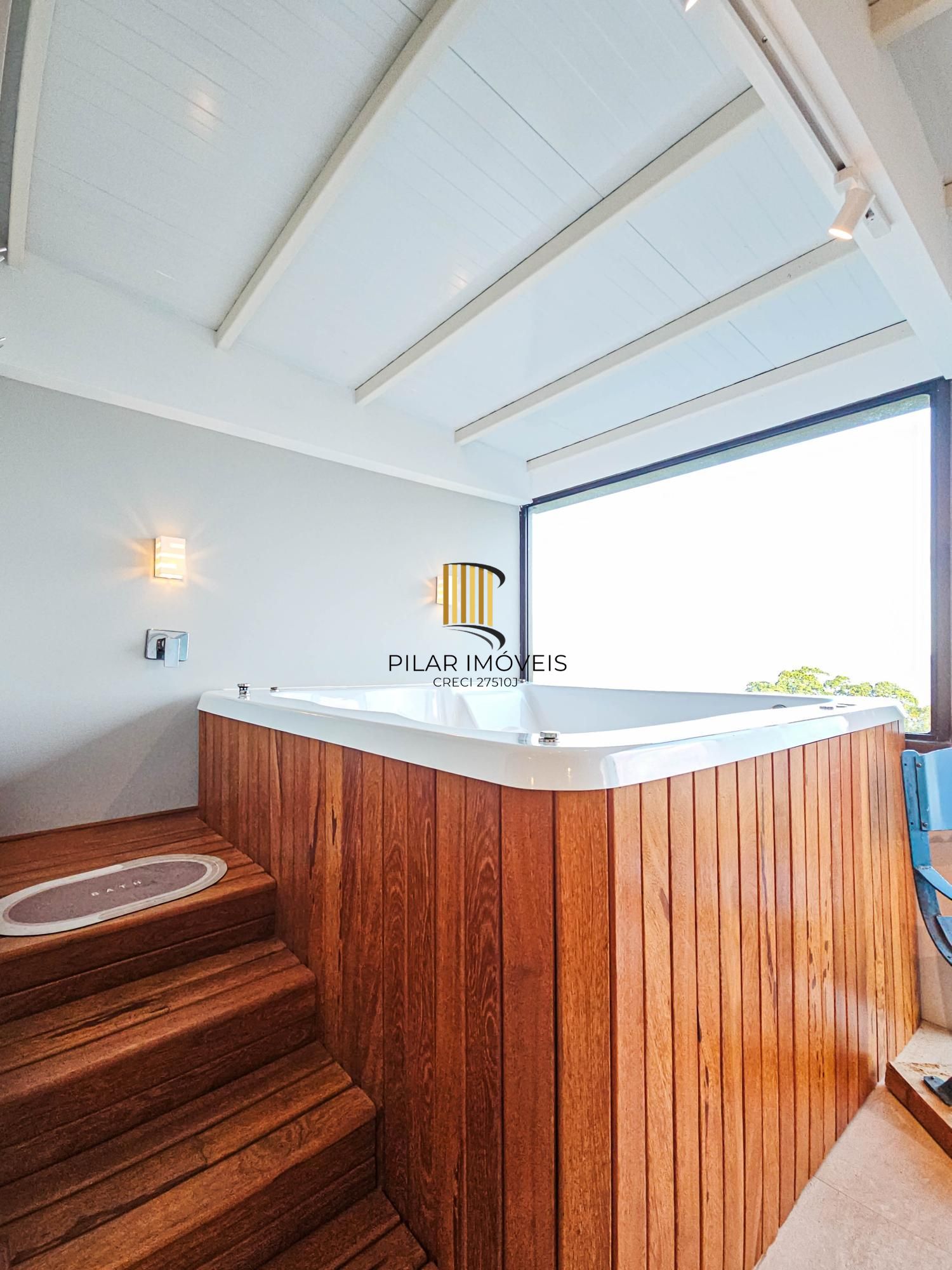 Casa na Vila Conceição, 3 dormitórios, 1 suíte, churrasqueira, lareira, 4 vagas, piscina aquecida e vista perene para o Rio.