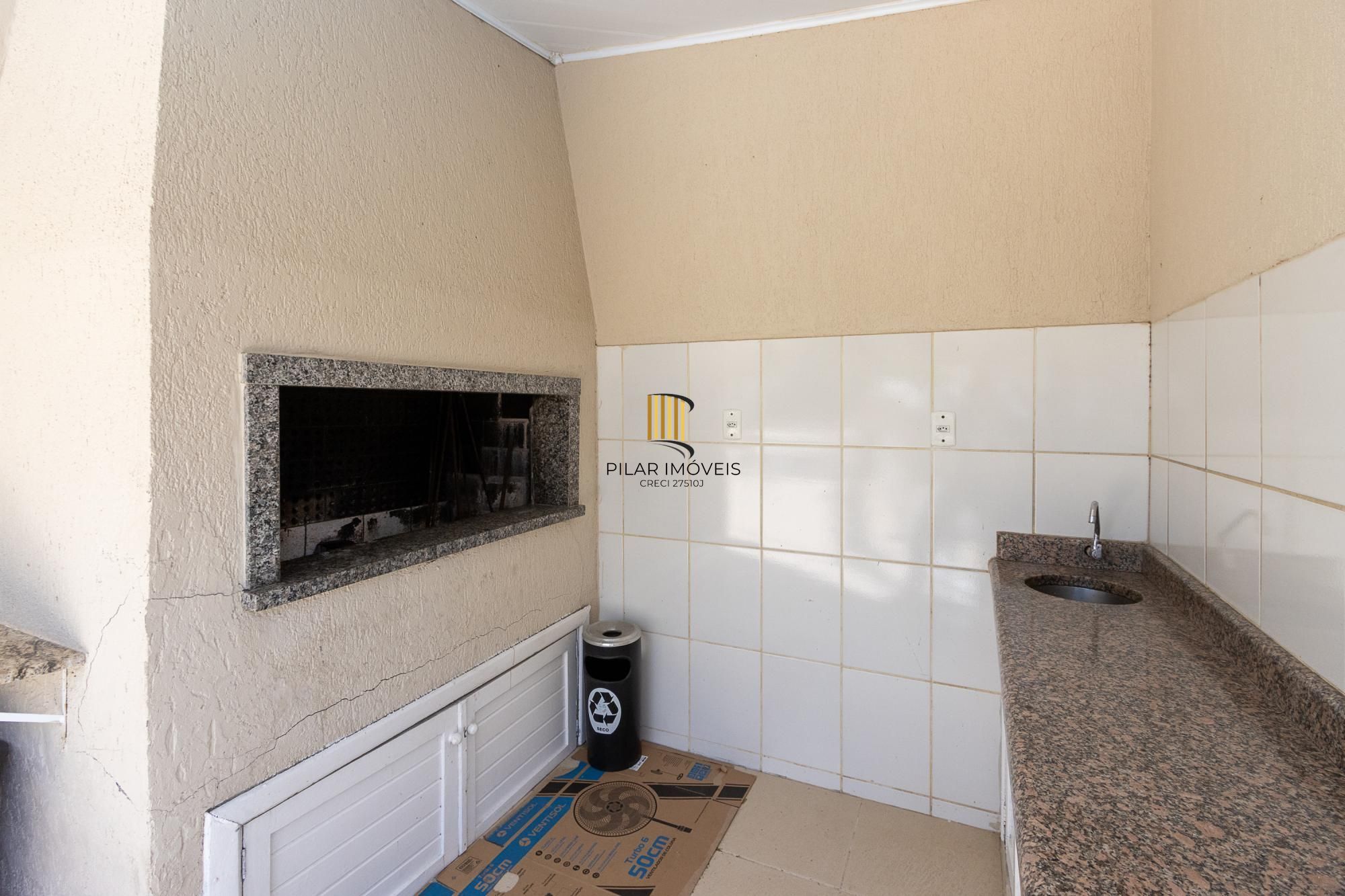 Casa de condomínio, de 3 dormitórios, 1 suíte e 2 vagas de garagem.