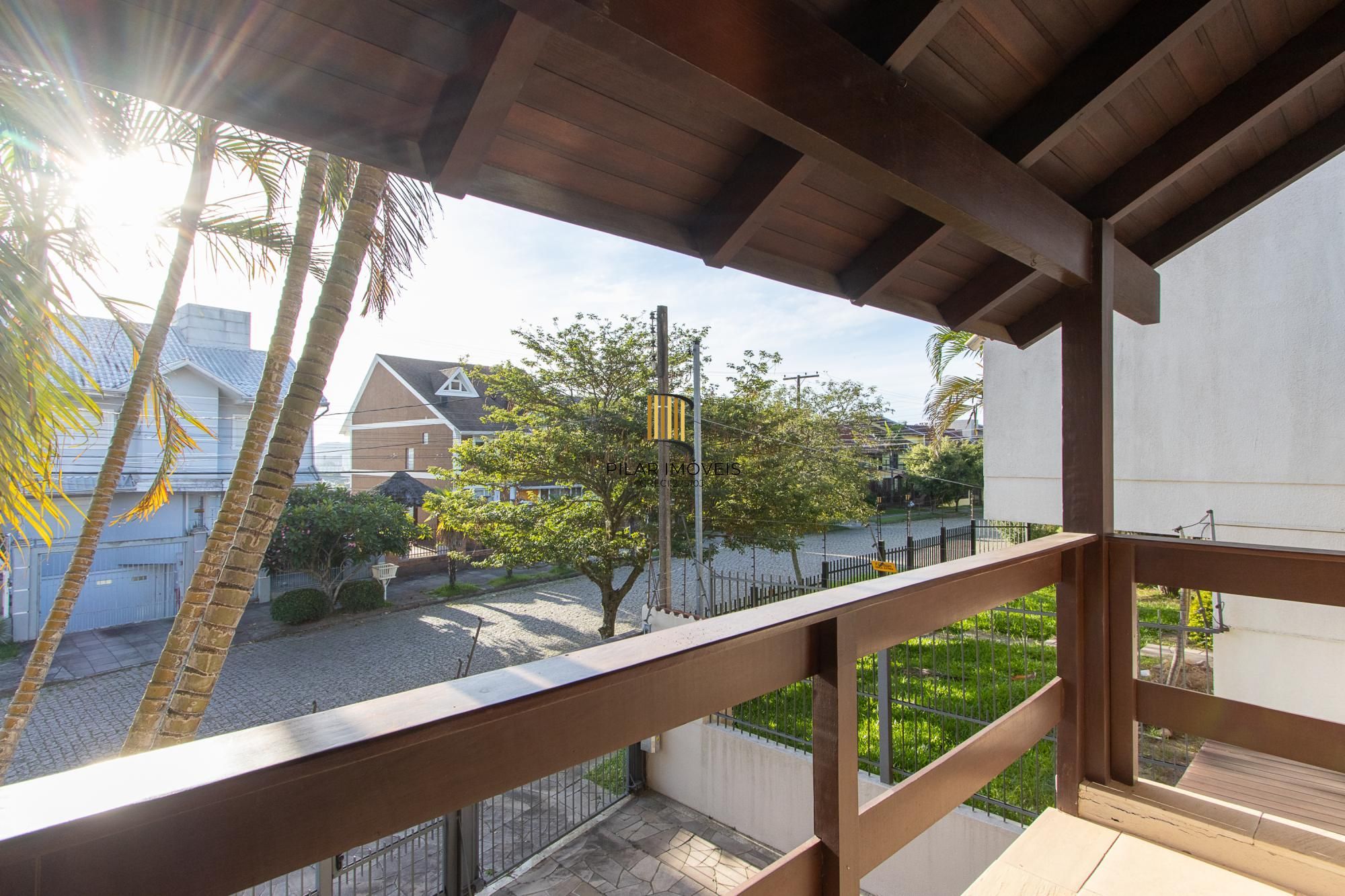 Excelente casa de 3 dormitórios, 1 suíte, pátio, piscina e vaga para 2 carros cobertas.