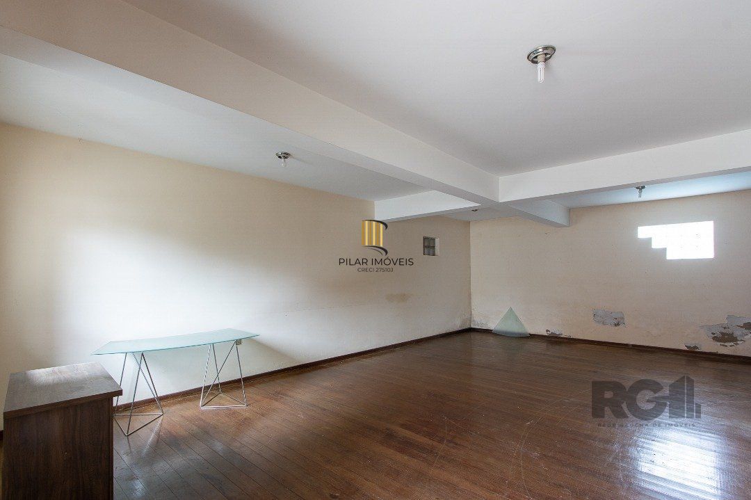 Casa 5 dormitórios no bairro Ipanema