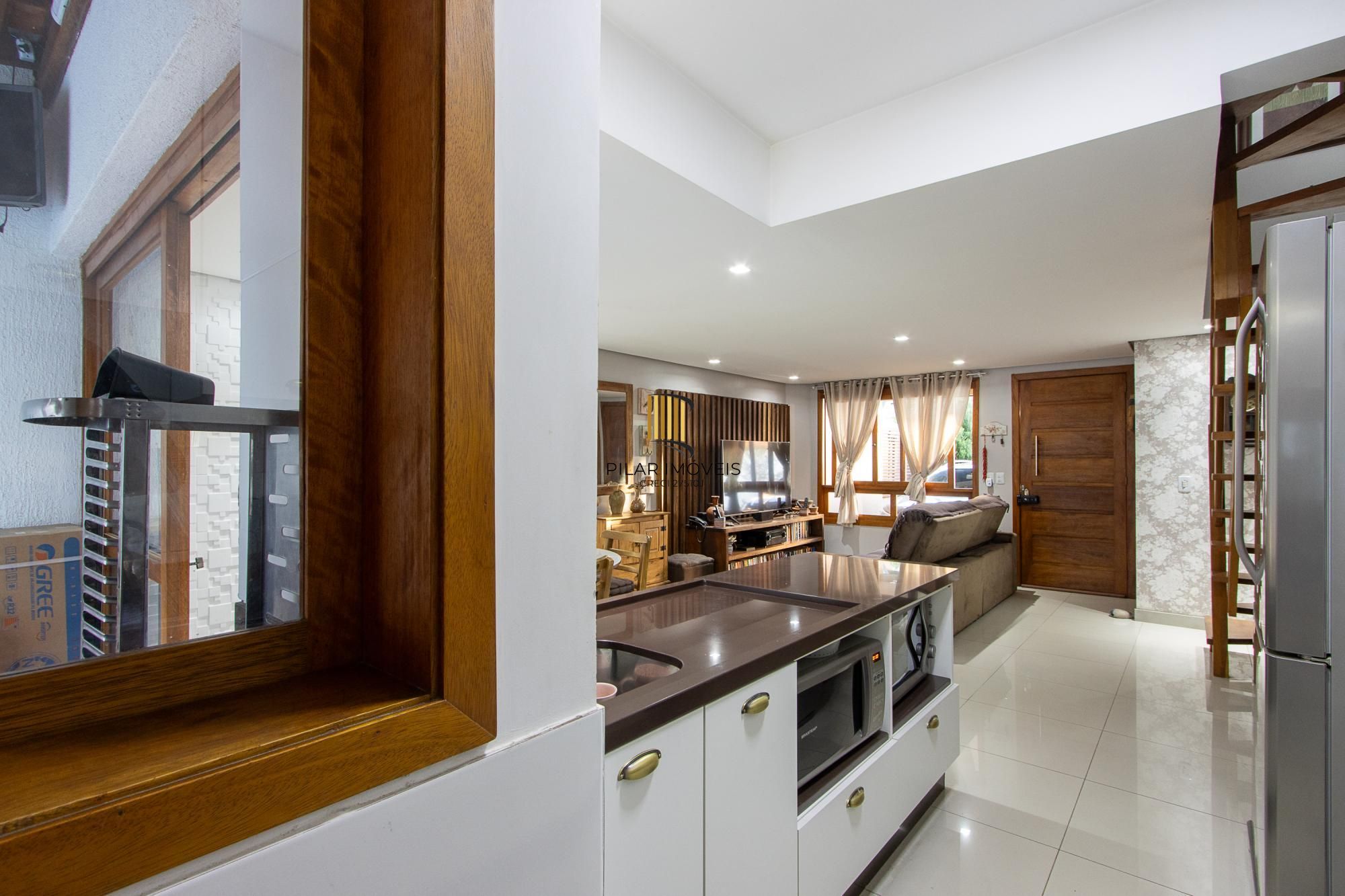 Casa de condomínio, 3 quartos, 1 suíte, piscina e 2 vagas de garagem;