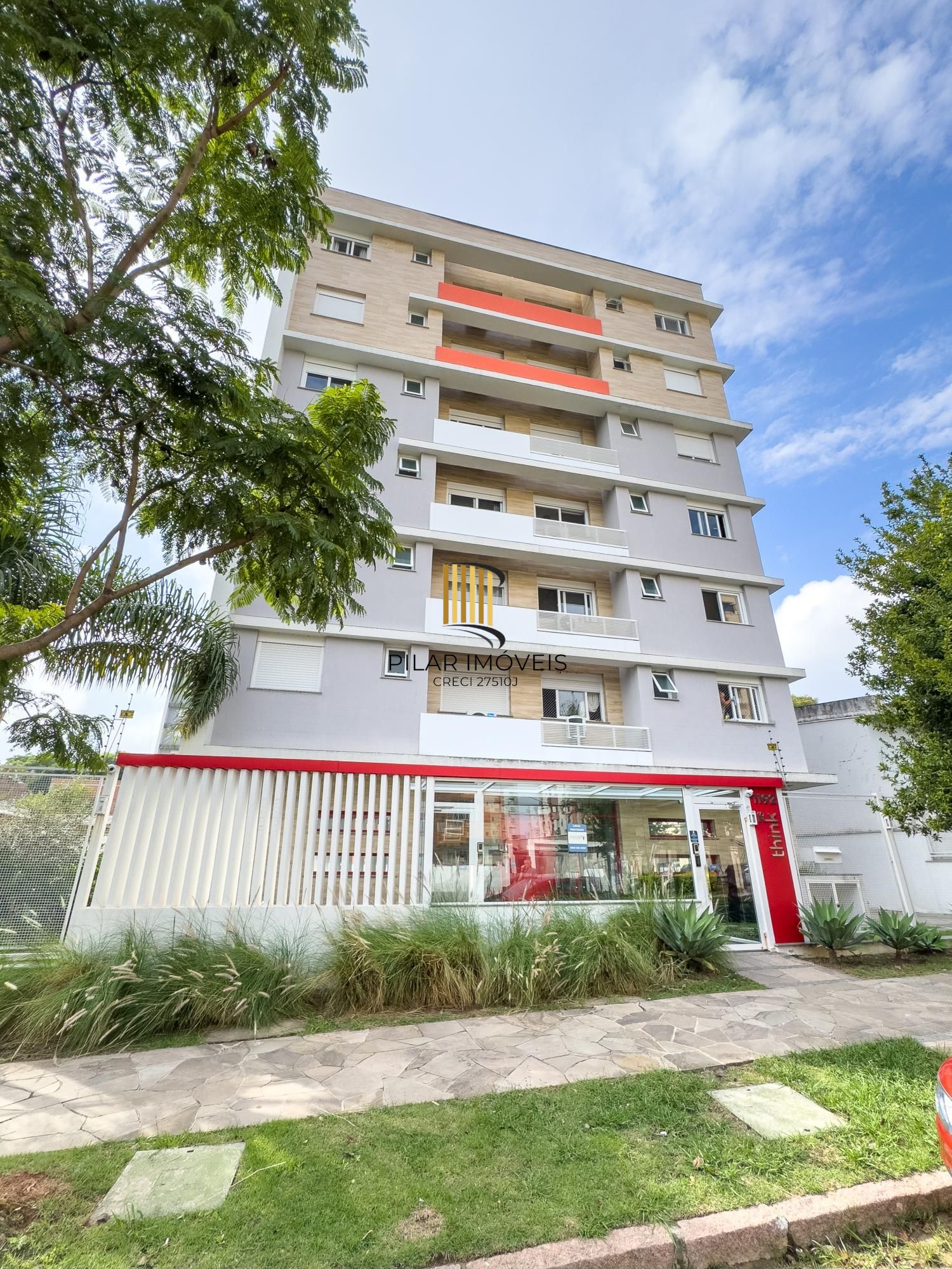 Apartamento 03 Suítes bairro Cristal, 88,97m² de área privativa, semimobiliada e 02 vagas de garagens cobertas.