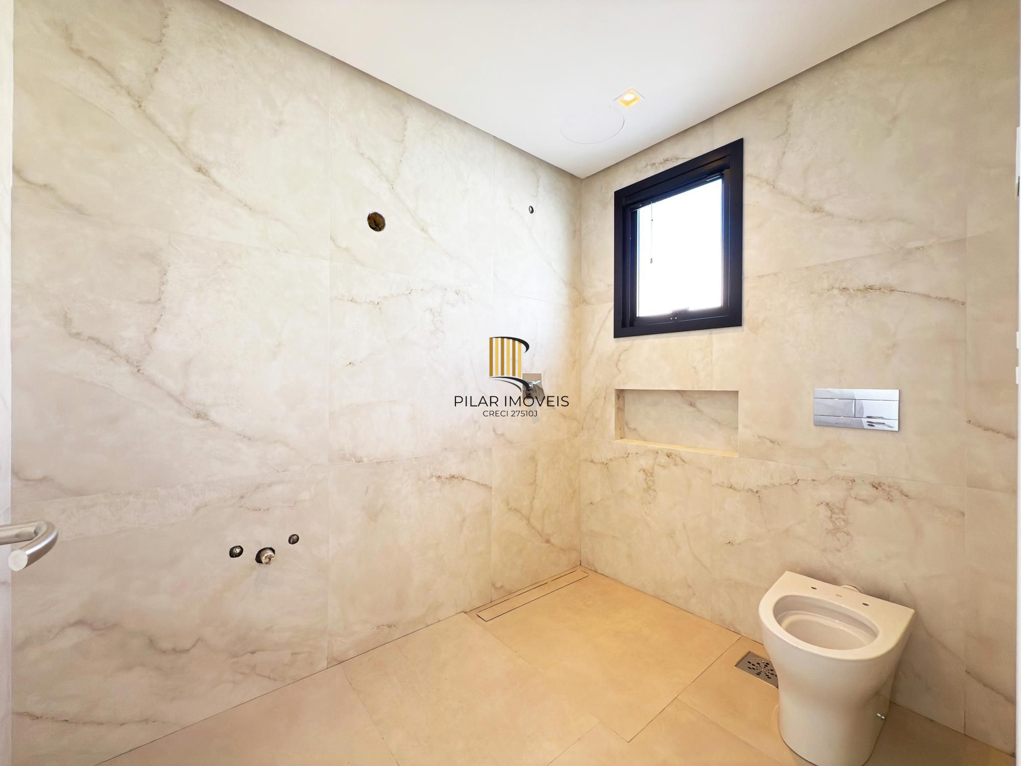 A casa conta com 434m2 de área construída, mas com um aproveitamento total dos 1.012m2 do lote