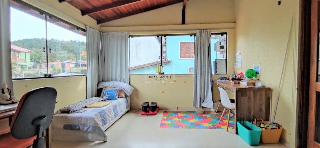 Casa para Venda - 179m², 3 dormitórios, sendo 1 suites, 5 vagas - Hípica