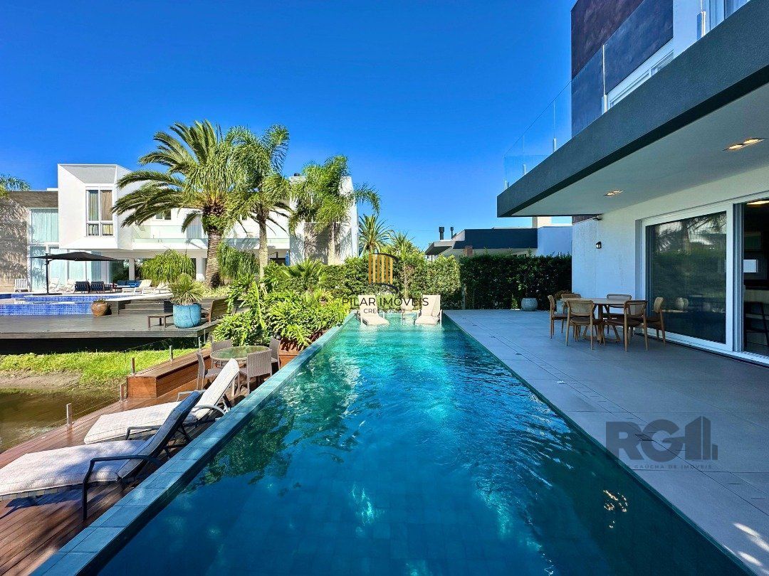 SOBRADO À VENDA  PAGAMENTO EM 60X CONDOMÍNIO MALIBU BEIRA LAGO COM DECK E PISCINA 