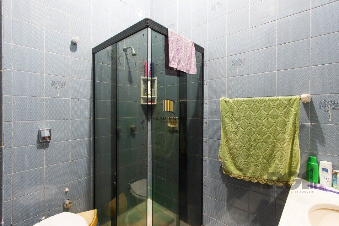 Casa a venda com 03 dormitórios, living 03 ambientes com vista para o Rio.