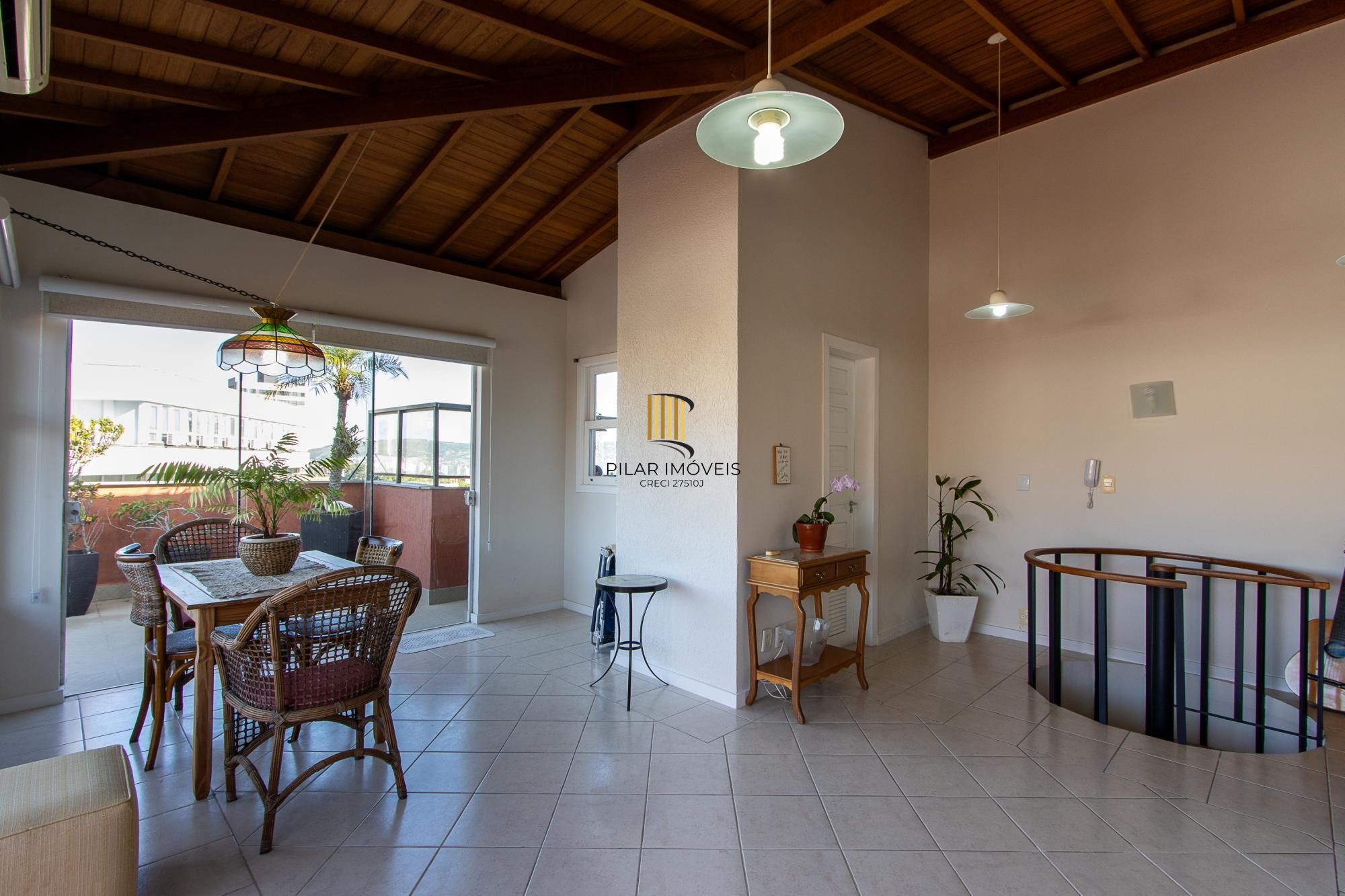 Cobertura com 2 dormitórios, incluindo 1 suíte.