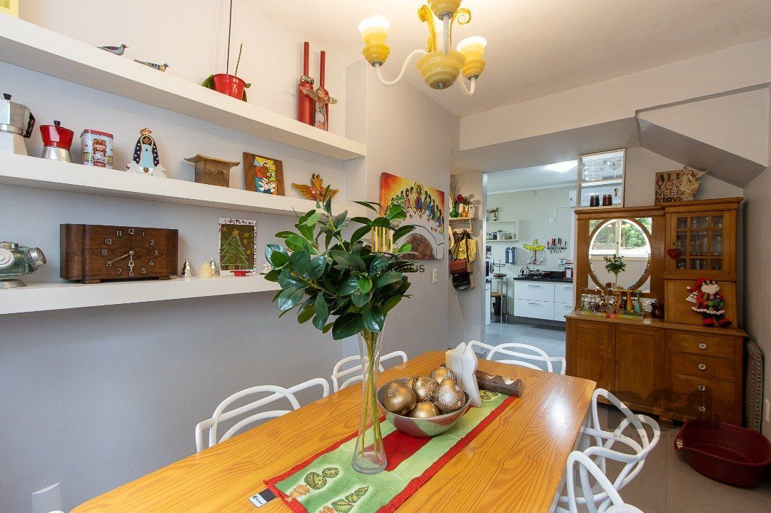 Casa para Venda - 132.55m², 3 dormitórios, sendo 1 suite, 5 vagas - Teresópolis