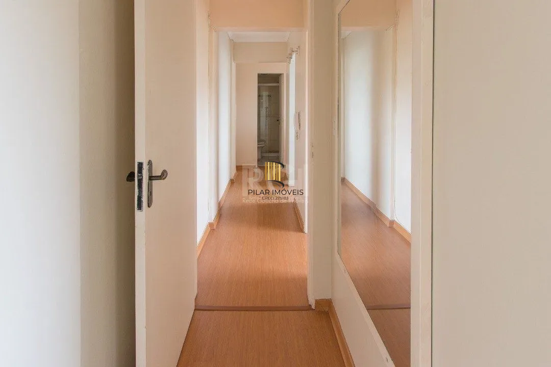 Apartamento de 2 dormitórios e 1 vaga de garagem no bairro Cristal.