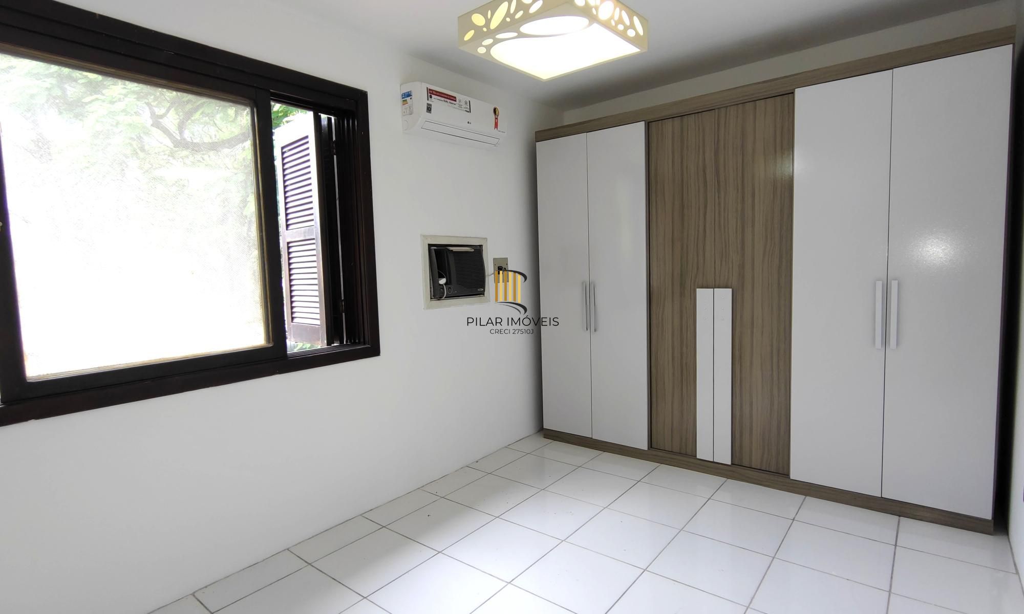 Casa de condomínio, 3 dormitórios, 1 suíte, 1 vaga coberta, no bairro Cristal.