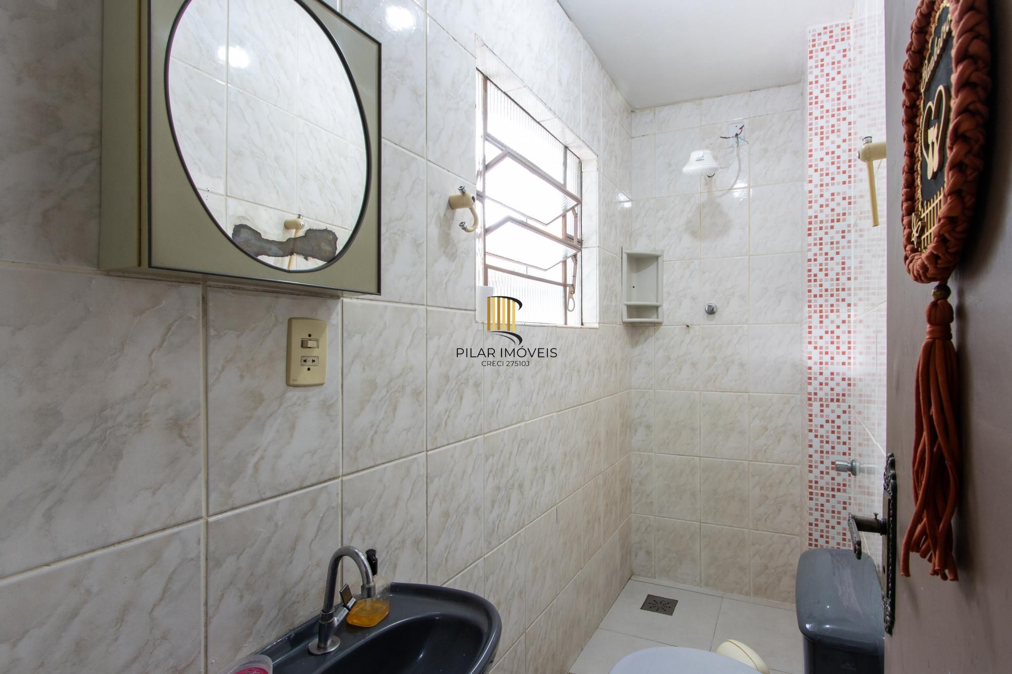 Casa ampla de 2 pavimentos com 4 dormitórios, 1 suite e 4 vagas no bairro Santa Tereza!
