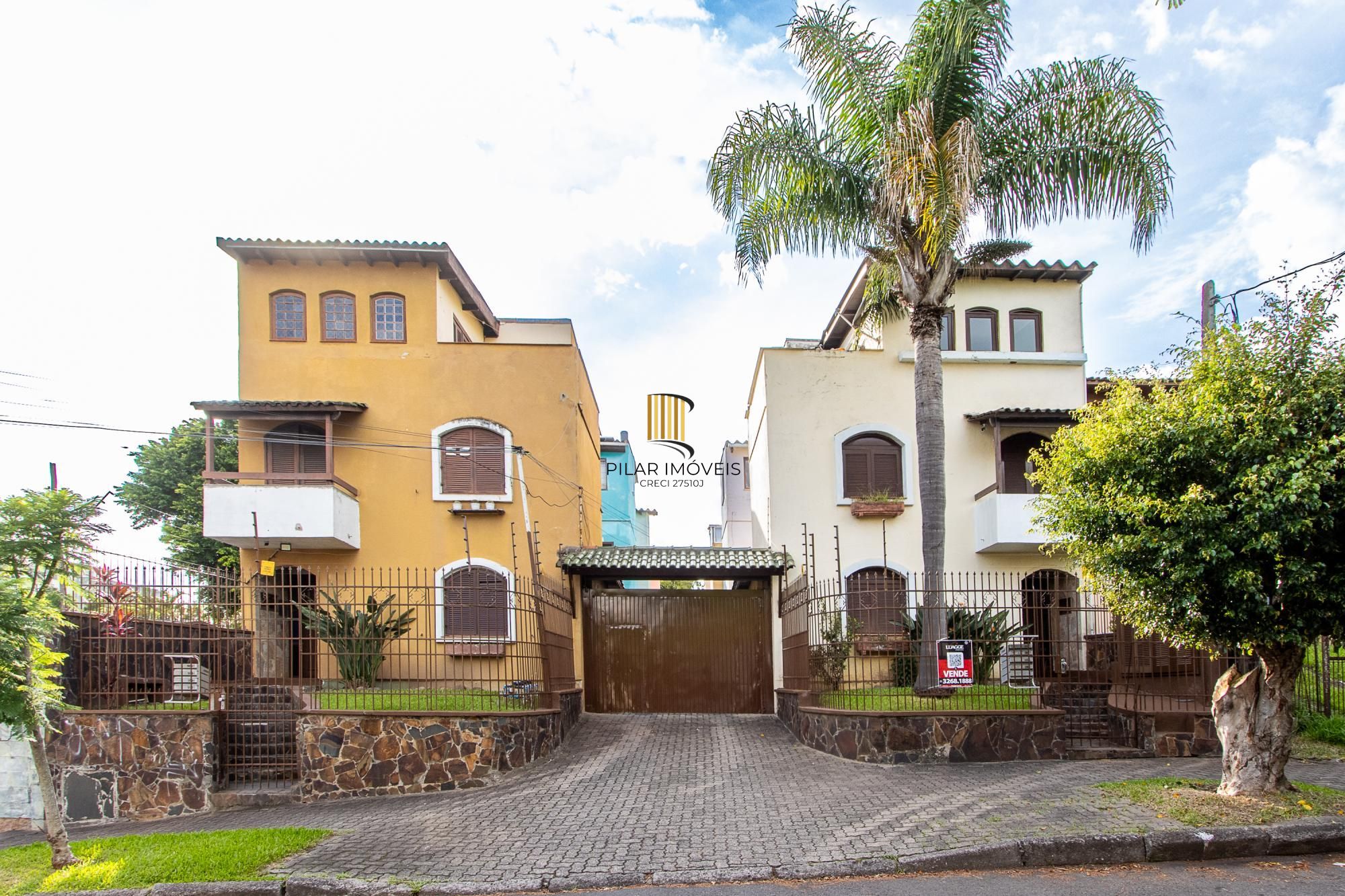 Casa de condomínio, 3 dormitórios, 1 suíte, 1 vaga coberta, no bairro Cristal.