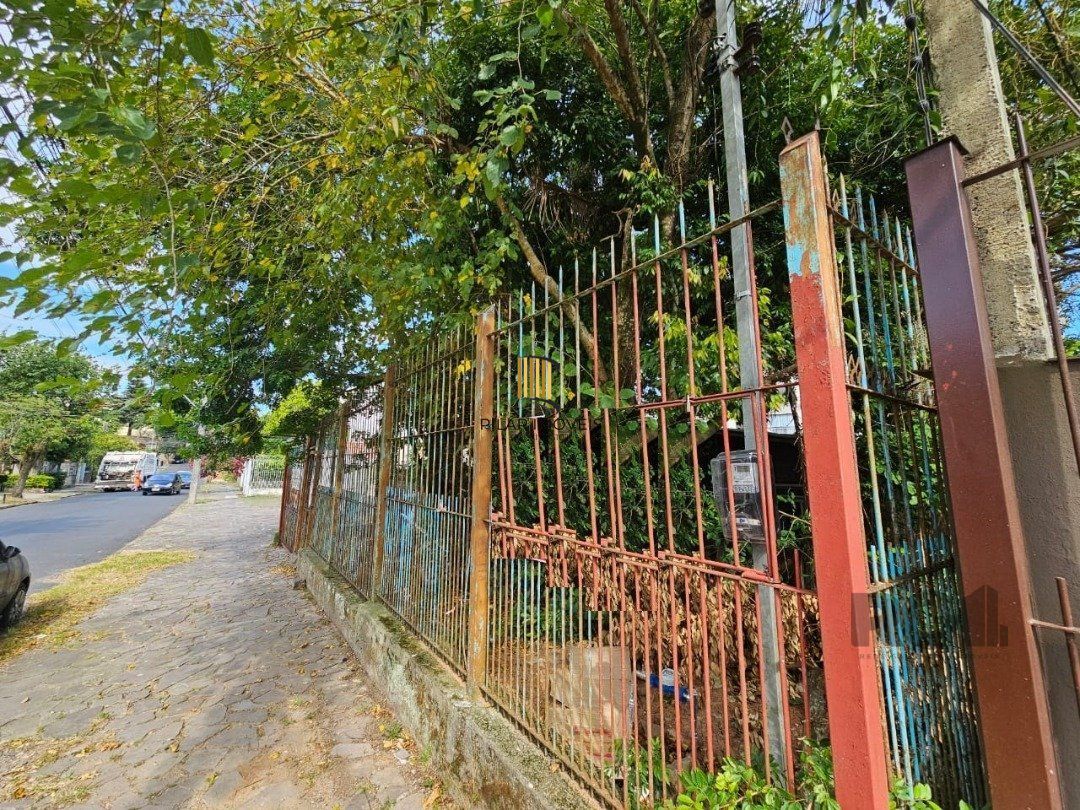 Terreno plano de 426 m², localizado na Rua Padre João Batista Reus,