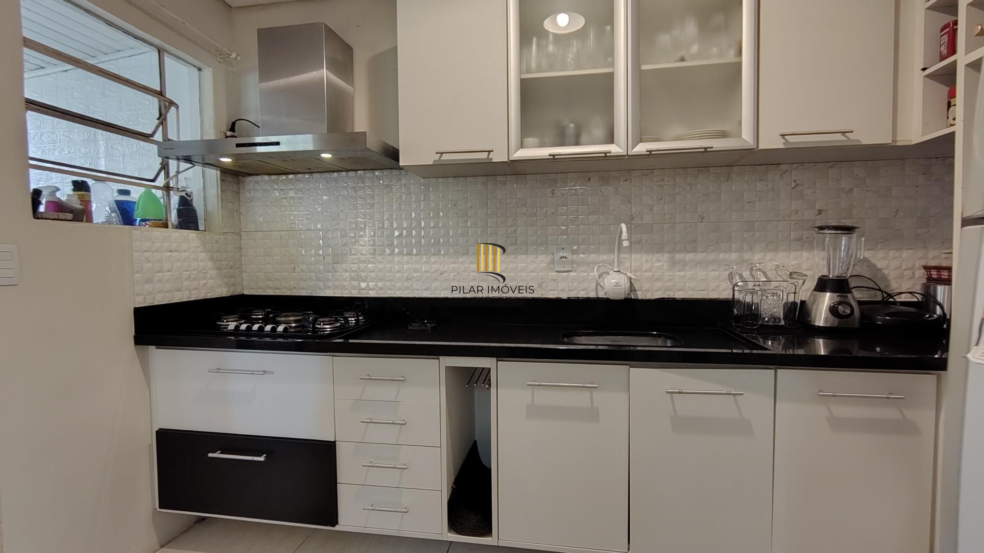 Casa térrea, 2 dormitórios, 1 suíte e 2 vagas no bairro Aberta dos Morros.