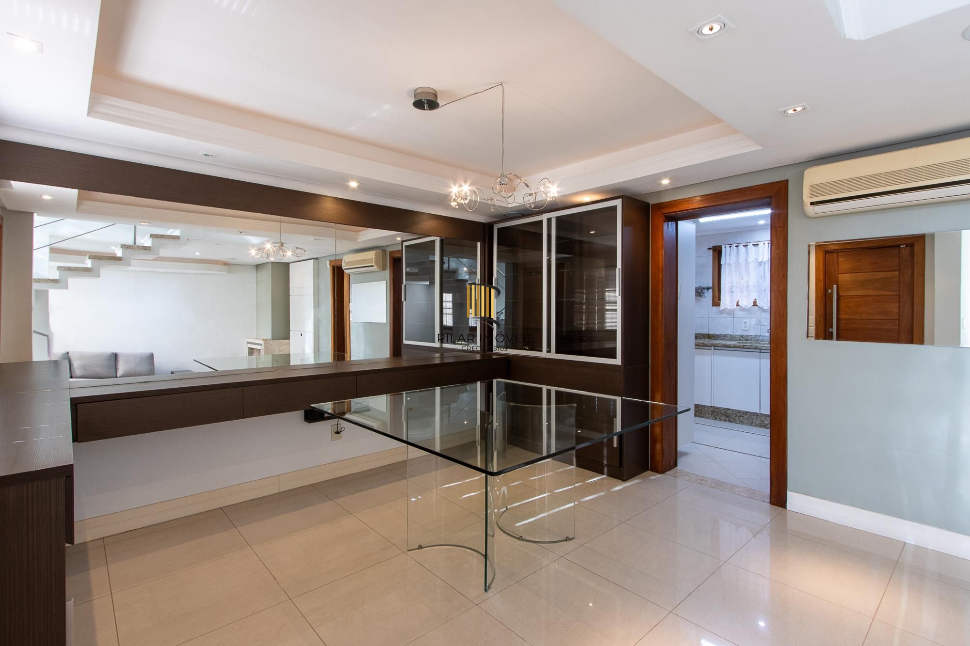 Excelente casa de 3 dormitórios, 1 suíte, pátio, piscina e vaga para 2 carros cobertas.