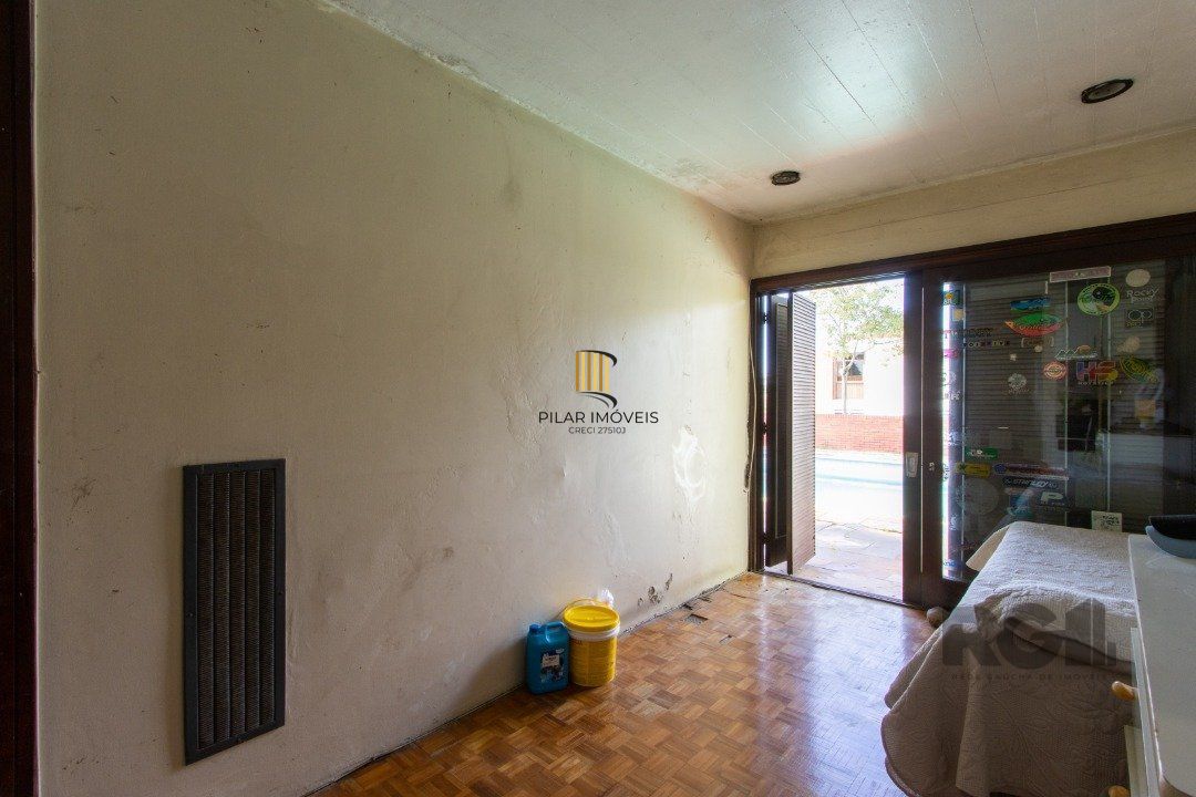 Casa com 724 m² privativos, 4 dormitórios sendo 4 suítes, 6 vagas sendo 3 cobertas