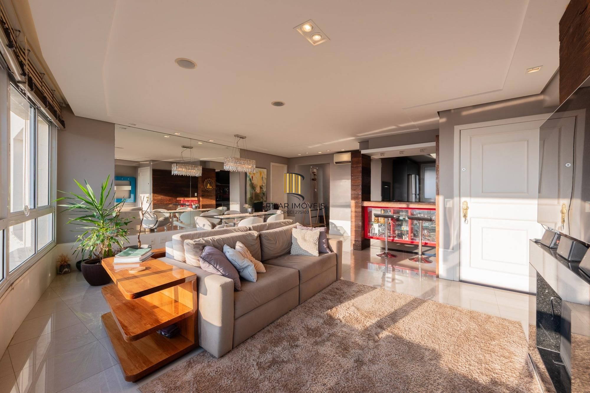 Apartamento amplo de 104m² com living iluminado, lareira e excelente localização