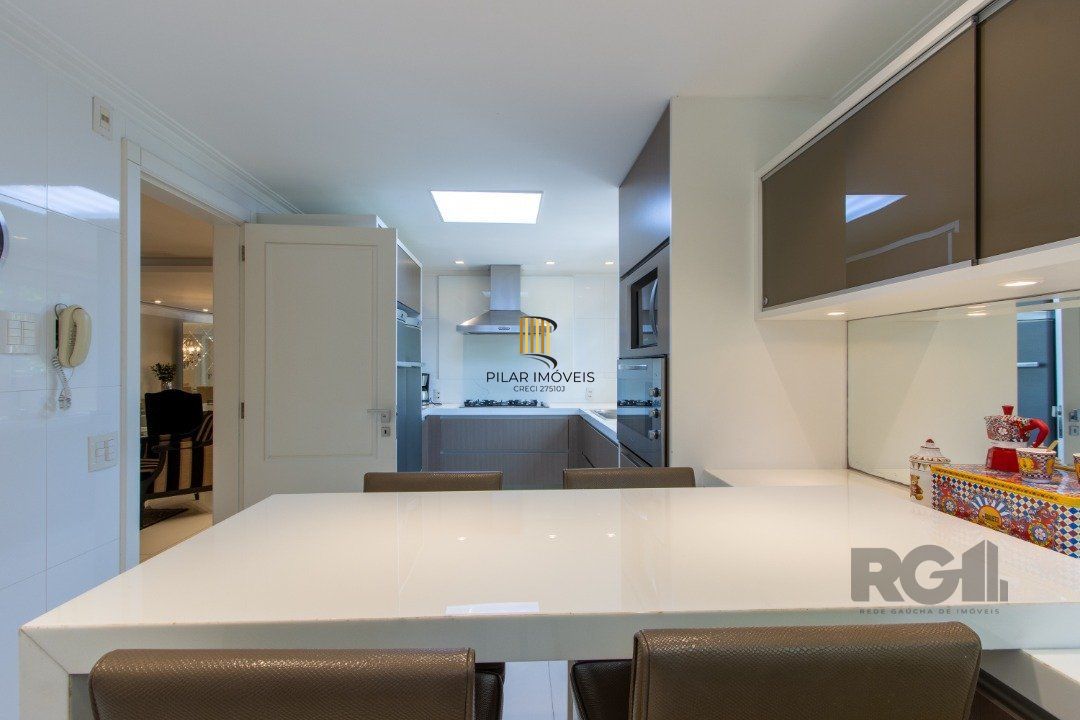 Casa em condominio, mobiliada com 741m² privativos , com 3 suítes- master