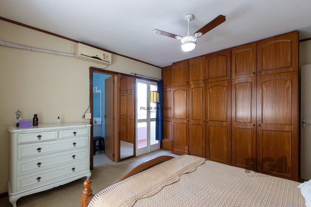 Casa com 4 quartos, suíte, churrasqueira, lareira, garagem coberta e lindo jardim.