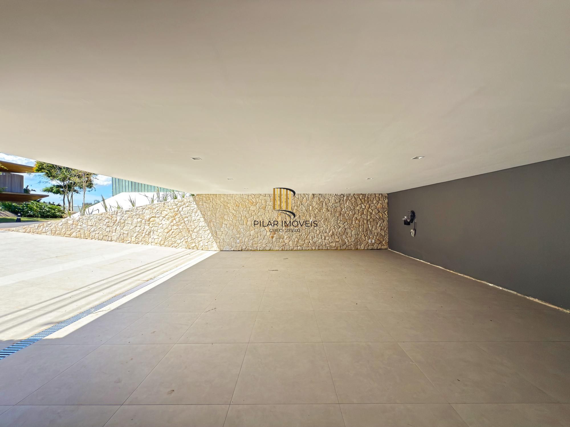 A casa conta com 434m2 de área construída, mas com um aproveitamento total dos 1.012m2 do lote