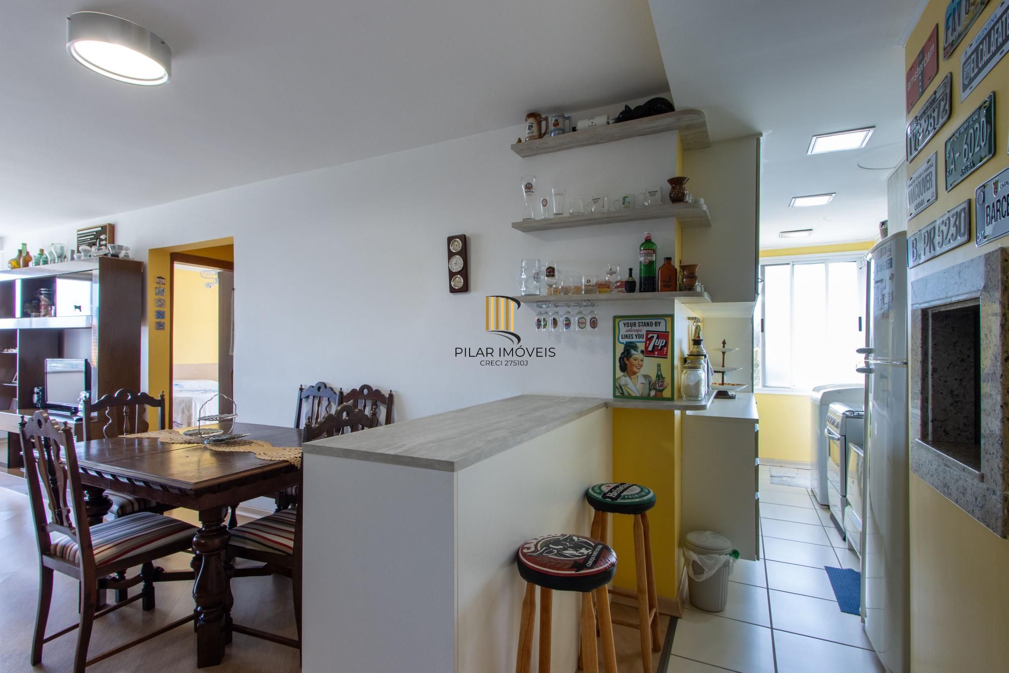 Apartamento de 2 dormitórios, na zona sul de Porto Alegre, semi-mobiliado, churrasqueira e box escriturado.