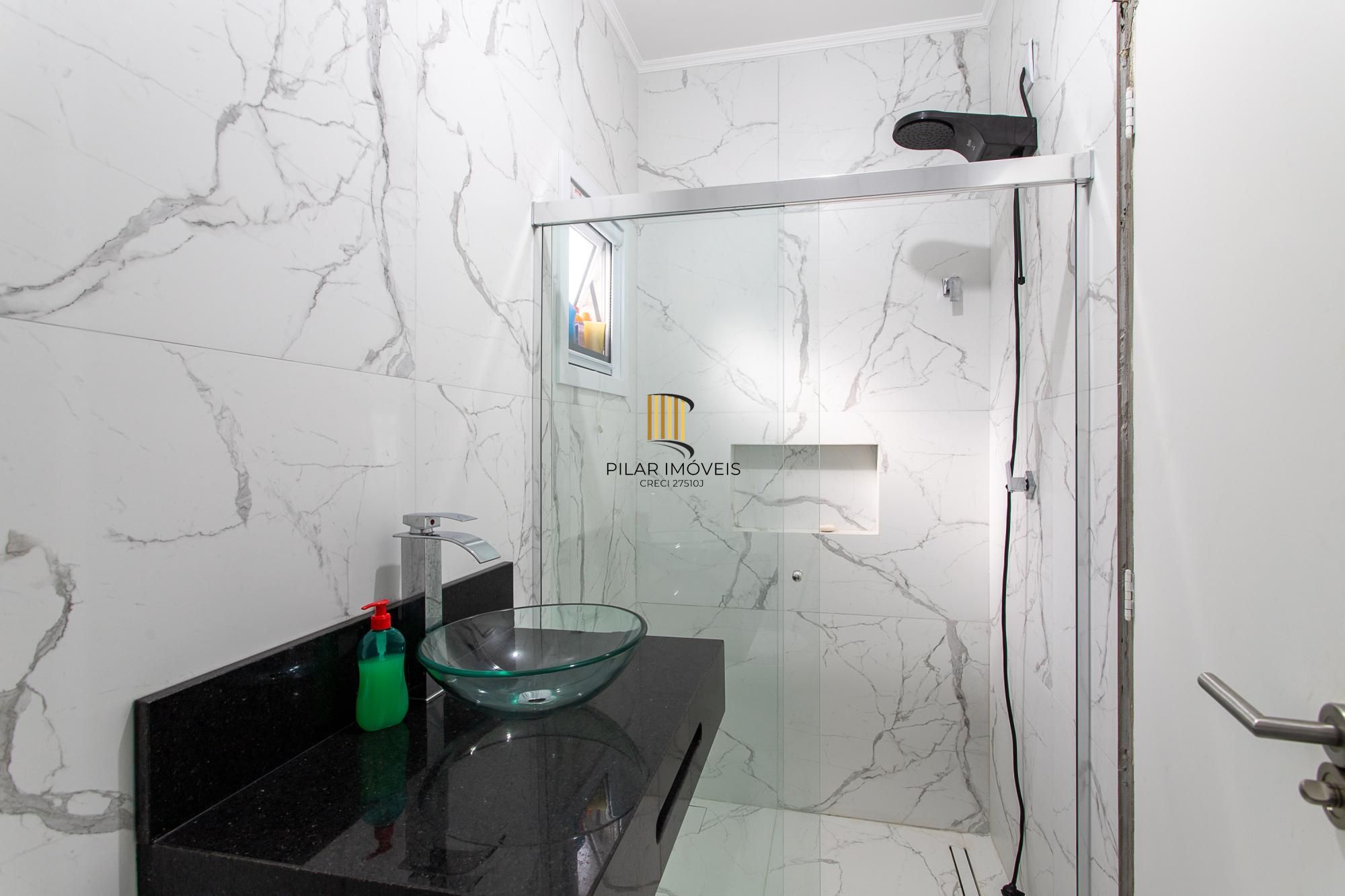 Casa térrea no Condominio Terra Ville, com patio e piscina.