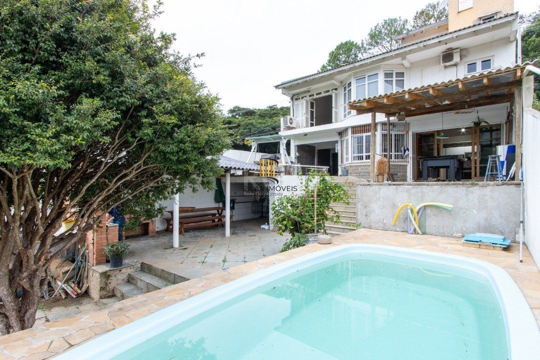 Casa 4 dormitórios no bairro Hípica