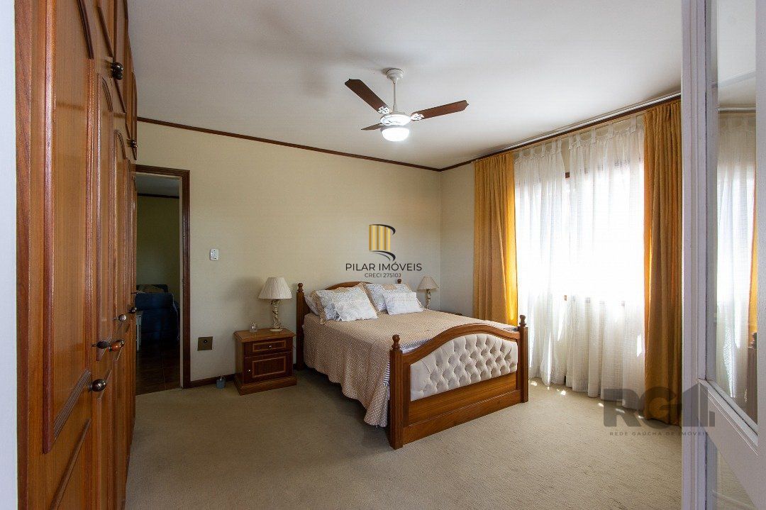 Casa com 4 quartos, suíte, churrasqueira, lareira, garagem coberta e lindo jardim.
