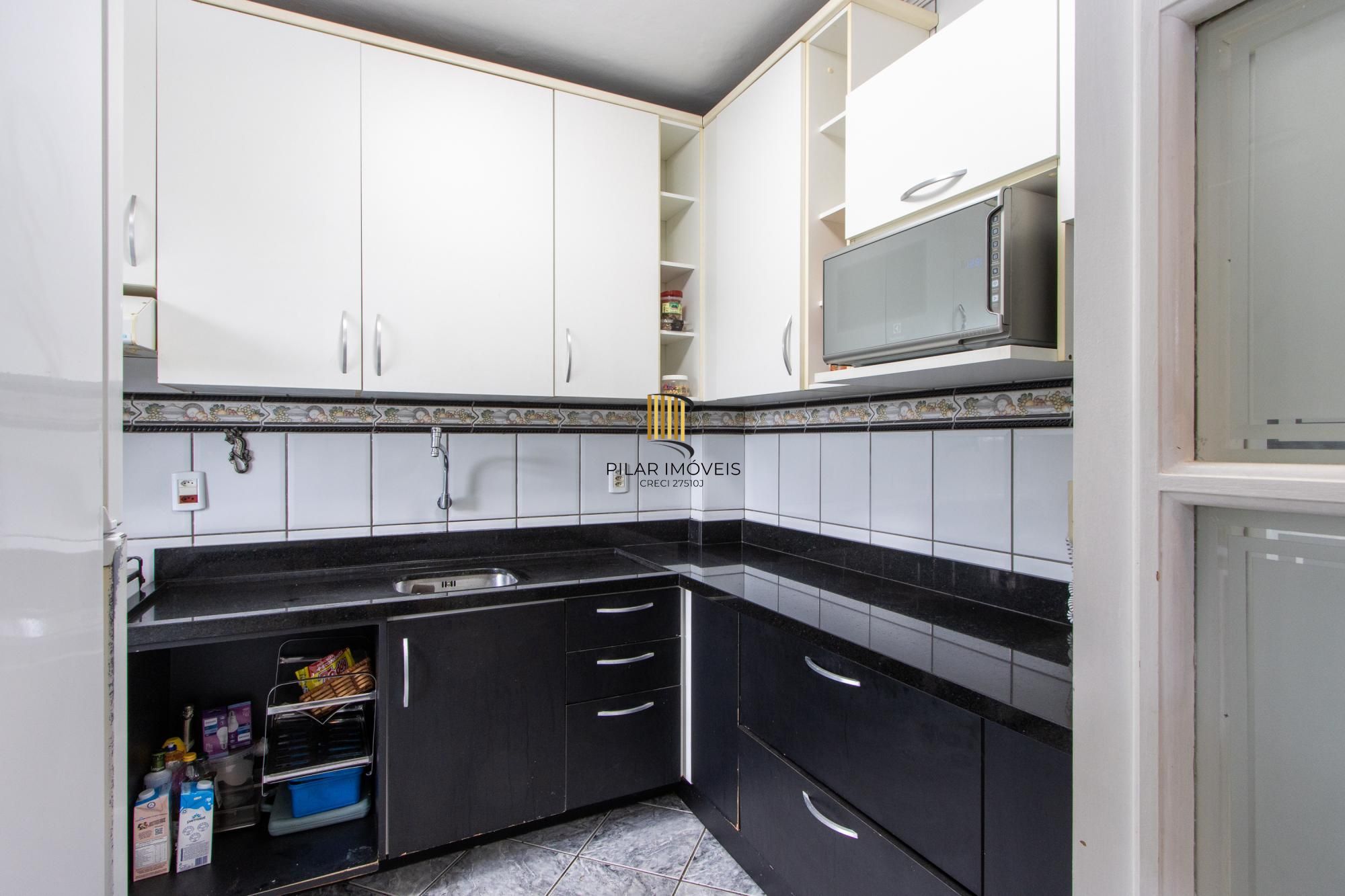 Apartamento de 2 quartos, living, cozinha planejada, área de serviço e 1 vaga.