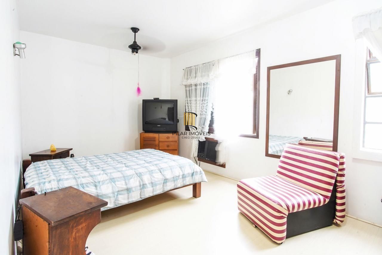 Casa com 300m², localizada na zona sul de Porto Alegre, com lareira, piscina e 3 vagas de garagem cobertas.