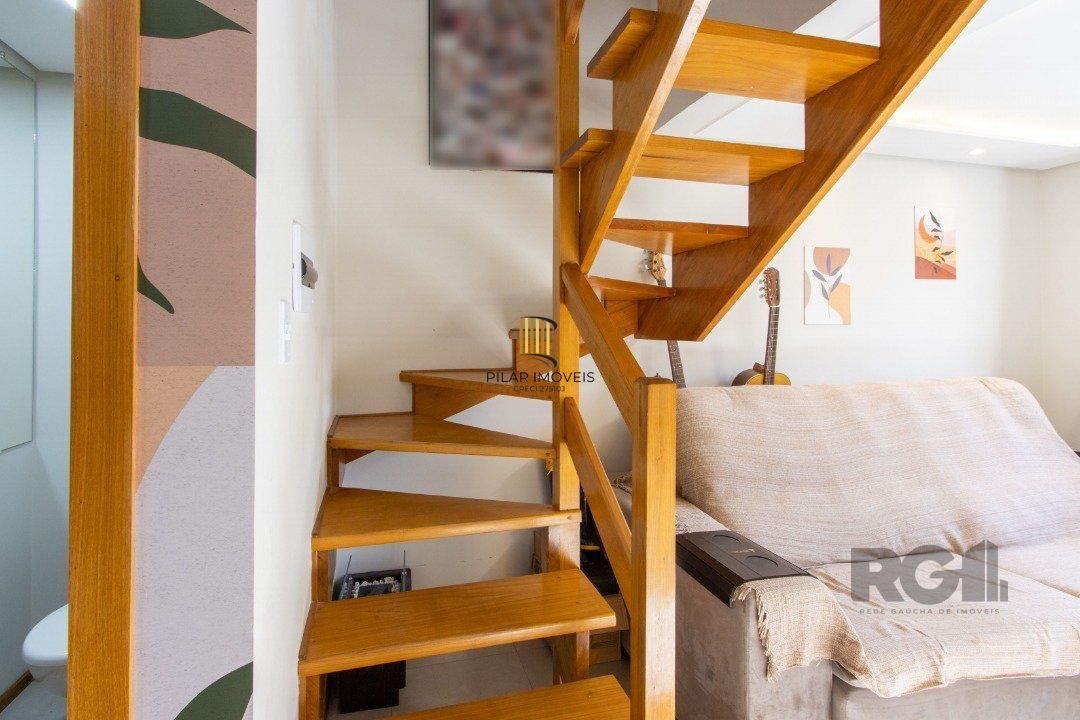 Casa em condomínio,  possui 2 dormitórios, sala para 2 ambientes e 1 vaga.