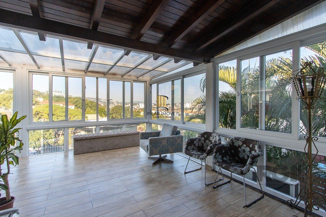 Casa 6 dormitórios no bairro Cristal