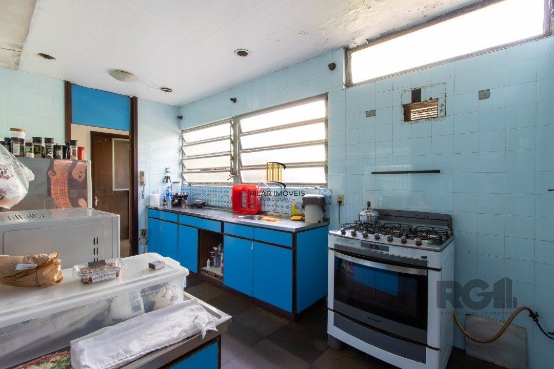 Casa com 724 m² privativos, 4 dormitórios sendo 4 suítes, 6 vagas sendo 3 cobertas