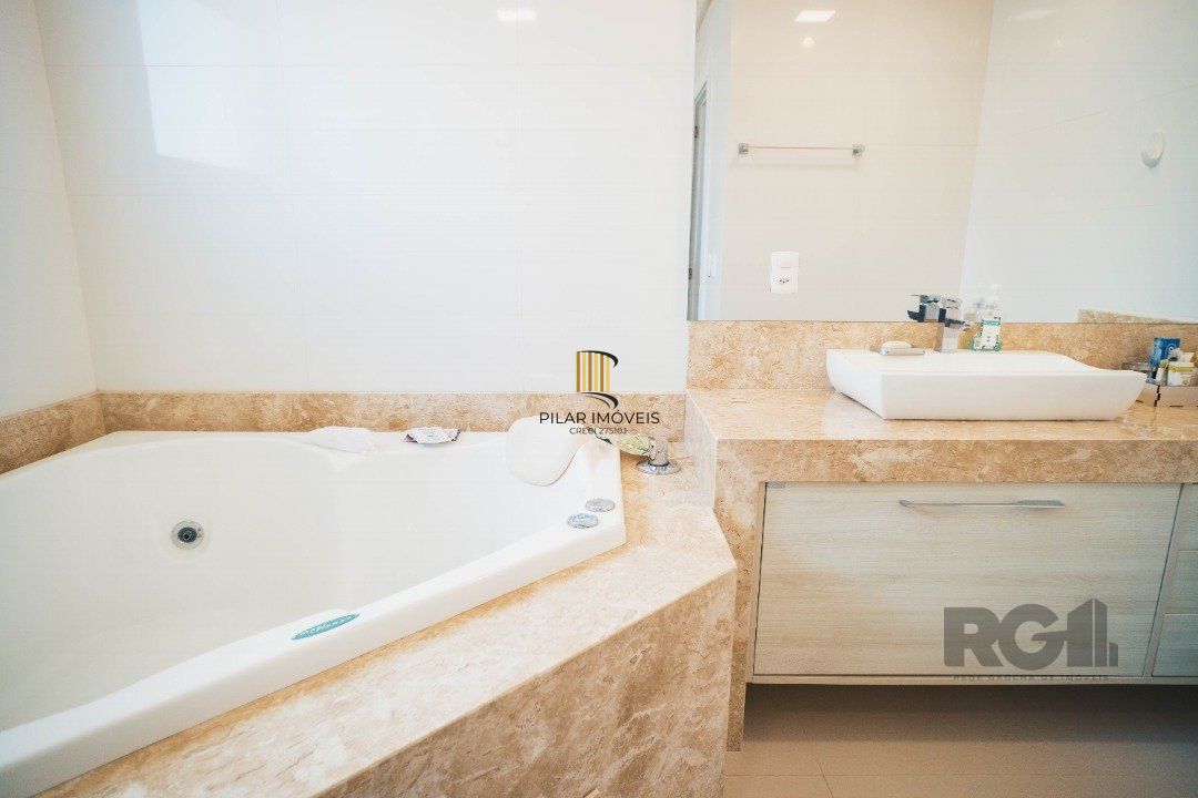 Oportunidade Única! Casa em Condomínio à Beira do Lago com 4 Suítes, sendo uma Térrea e uma Suíte Master Espetacular!