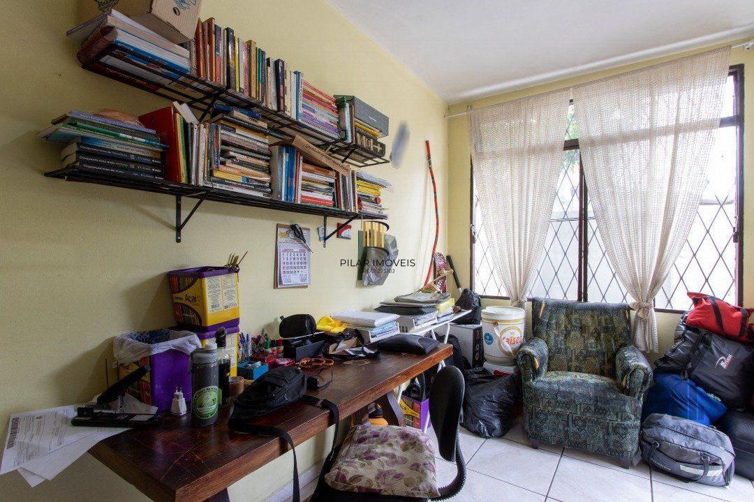 Casa térrea, 3 quartos, 2 banheiros, com pátio no Bairro Cavalhada