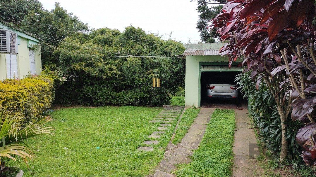 Casa térrea, 3 quartos, amplo pátio - Bairro Santa Tereza