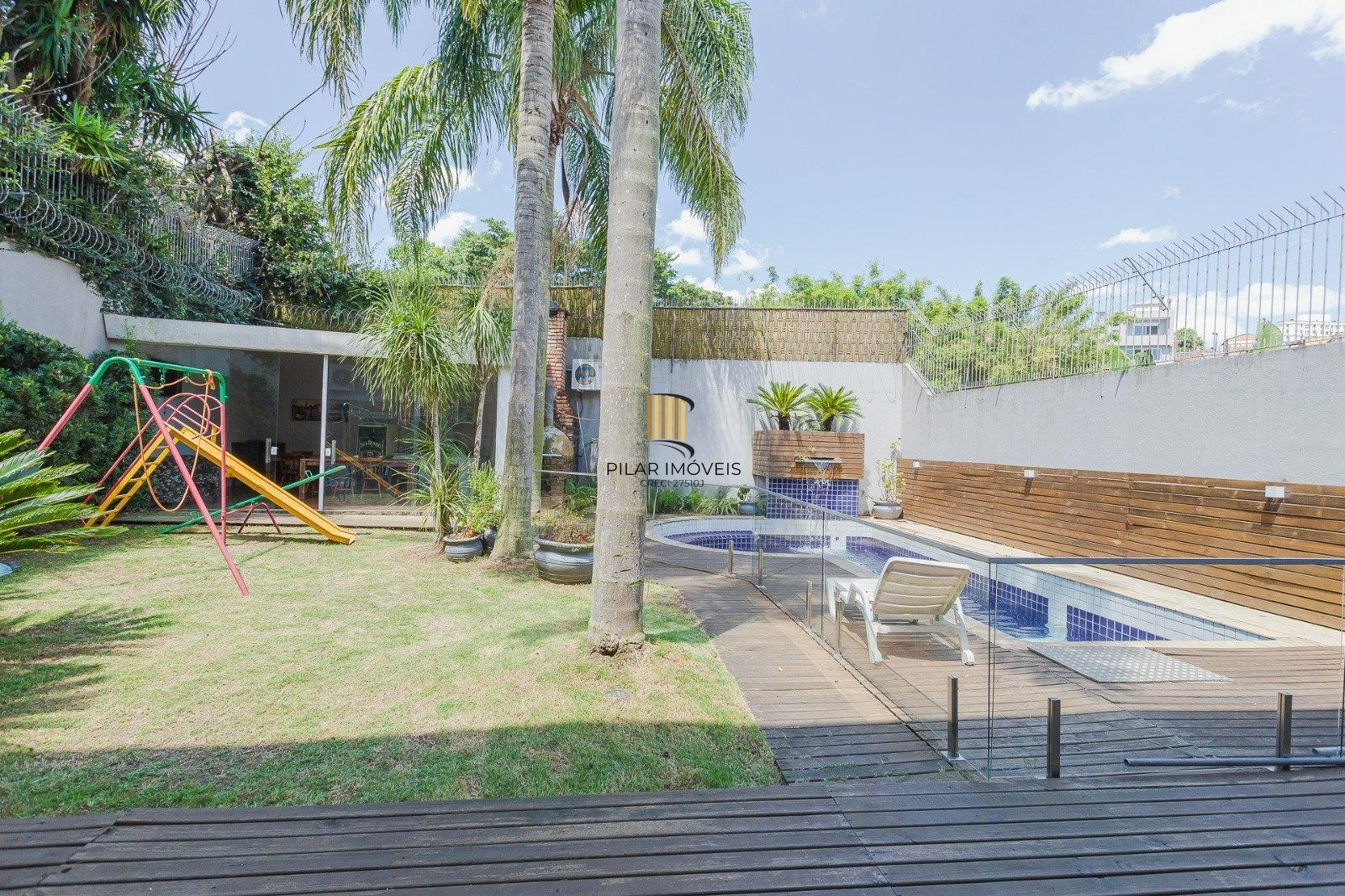 Casa Imponente com 5 Dormitórios (3 Suítes) no Bairro Chácara das Pedras