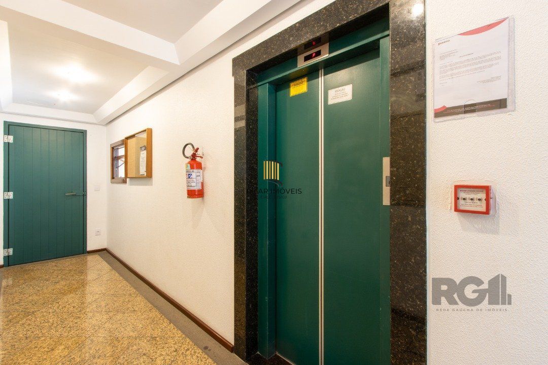 Apartamento semi mobiliado de 3 quartos com suíte no bairro Tristeza junto ao Colégio Mãe de Deus