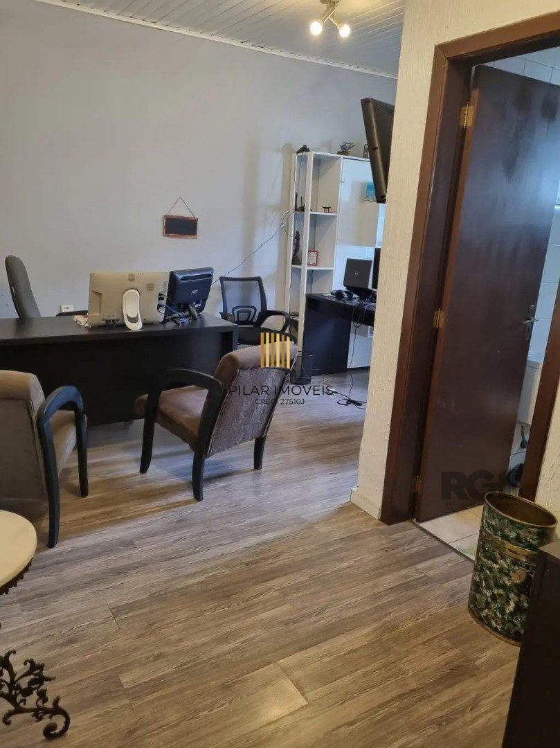 Casa térrea, 3 dormitórios, 1 suíte, living para 2 ambientes, cozinha, pátio, 2 banheiros e 4 vagas .