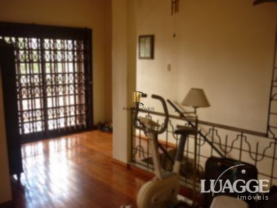 casa com 4 dormitórios, sendo uma suíte , e 530 area privativa