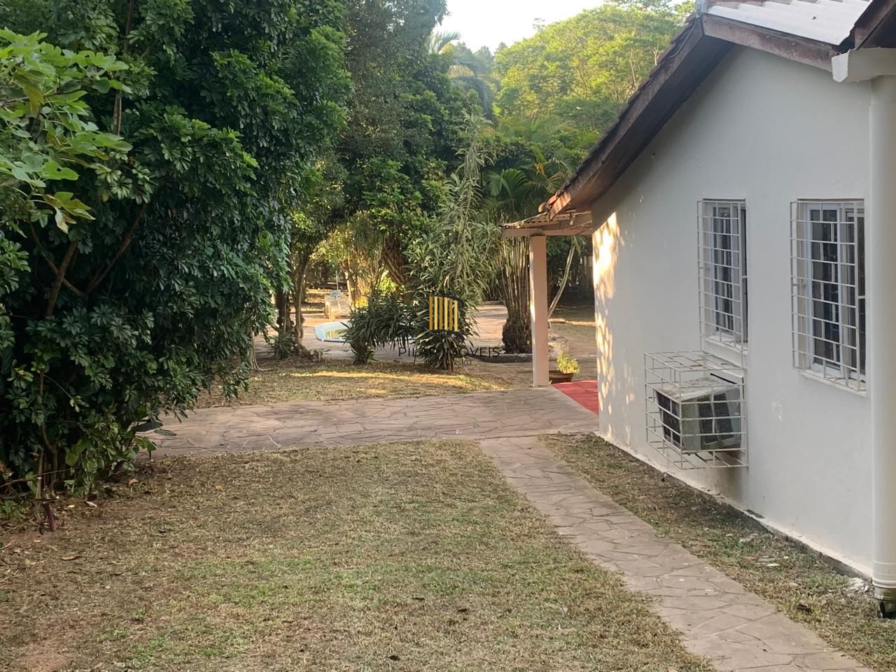 Sossego e natureza em Porto Alegre: 3 quartos, piscina e quase 2000m² de área