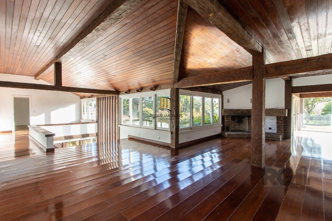 Casa Condomínio a Venda - 880m², 5 dormitórios, sendo 2 suítes, a master com lareira, 4 vagas - Cavalhada